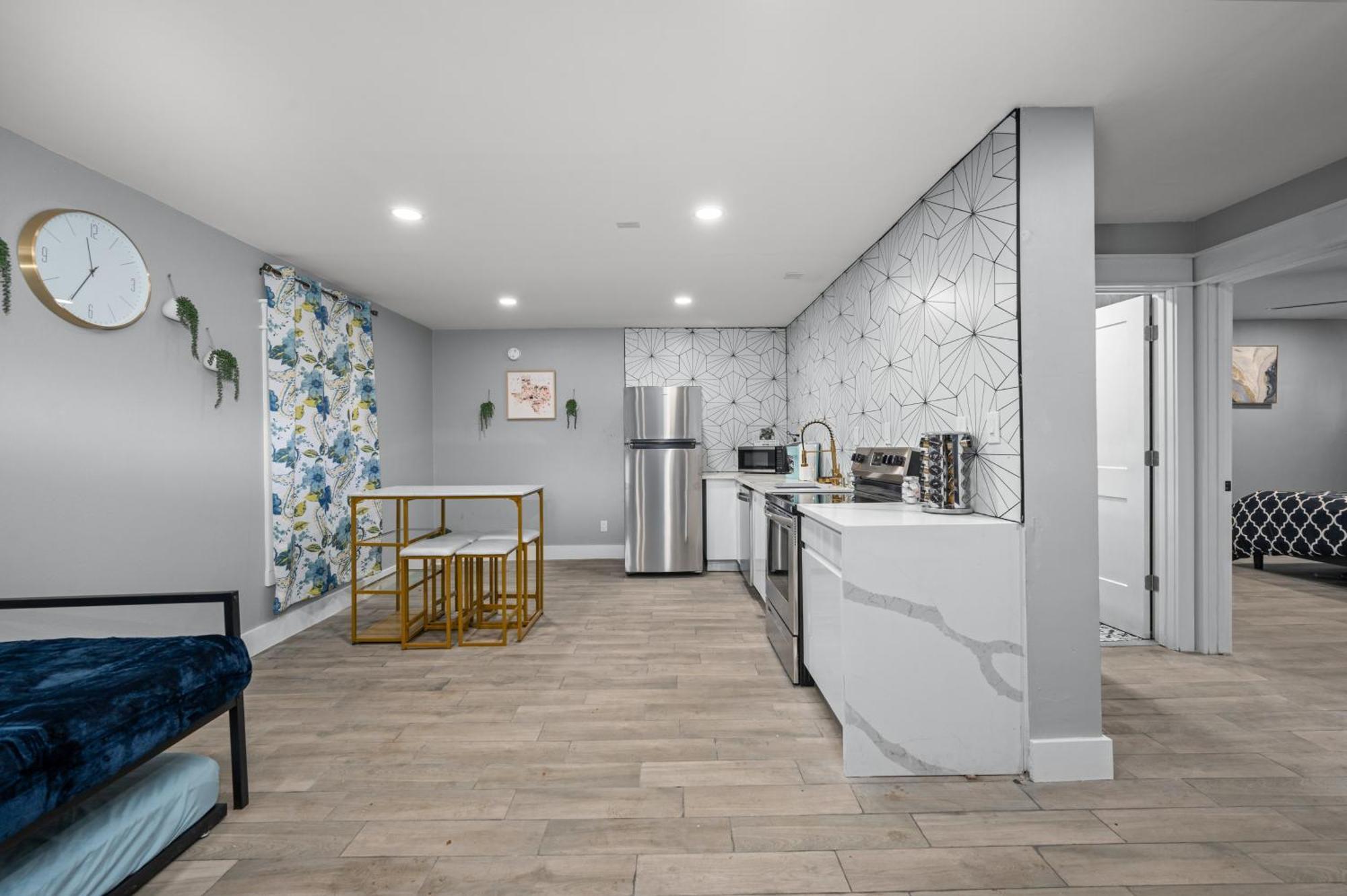 Comfortable 2Br Uptown Escape With Free Park Houston Exterior photo